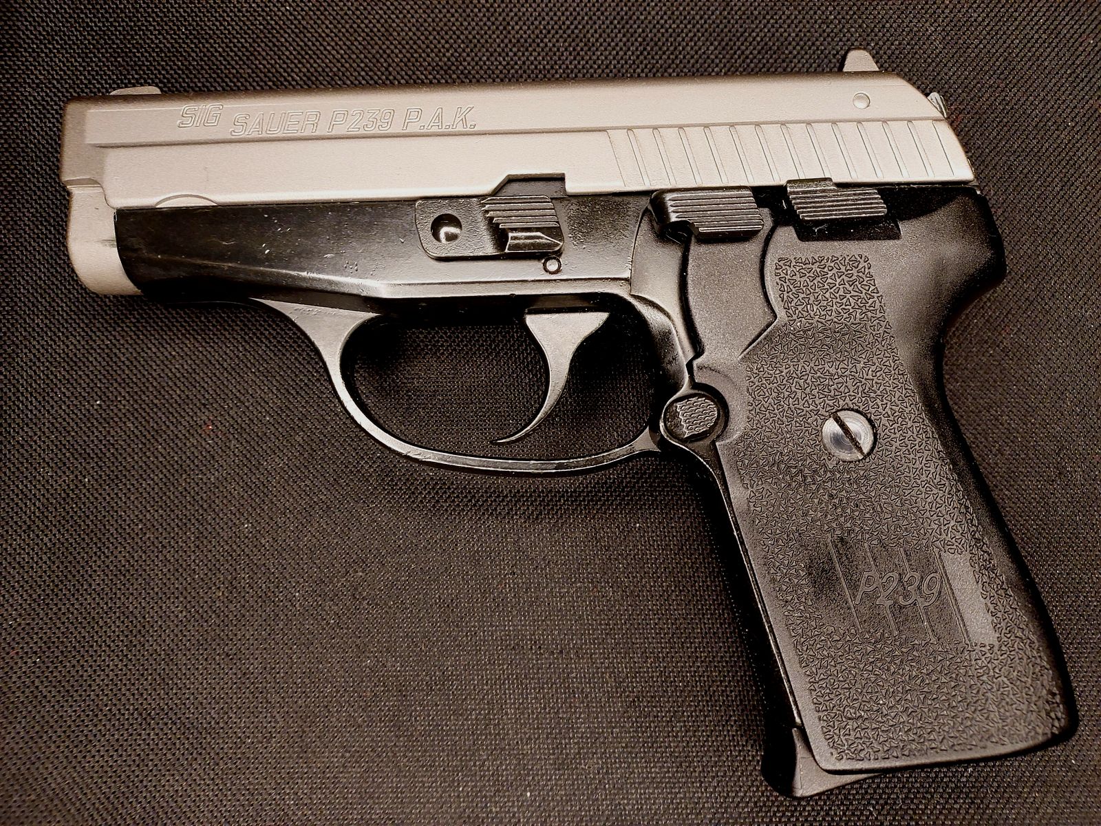 Sig Sauer P239 Nickel schreckschusspistool in kaliber 9 mm P.A.K. (PTB874) met Fobus holster