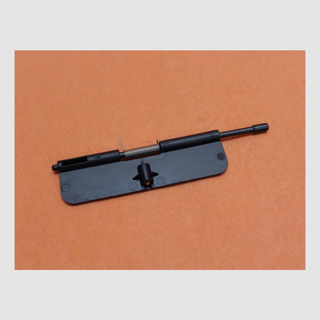 HERA AR-15: Ejection Port Cover Assembly HERA (Dust Cover BLK) Deckelklappe für Auswurffenster