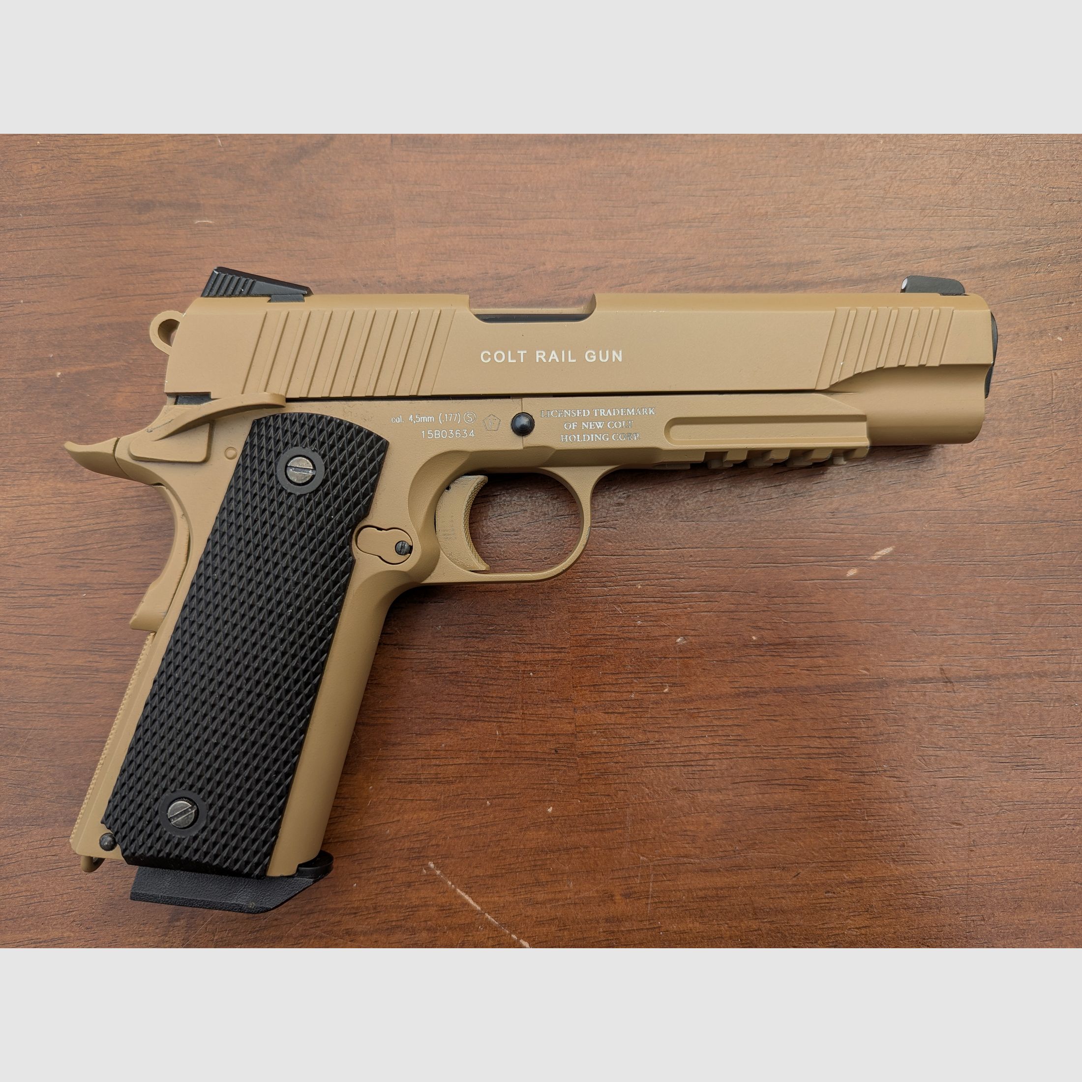 Colt M45 CQBP / 4,5mm BB/ Tan Beige / Luftpistole CO2 mit Zubehör 