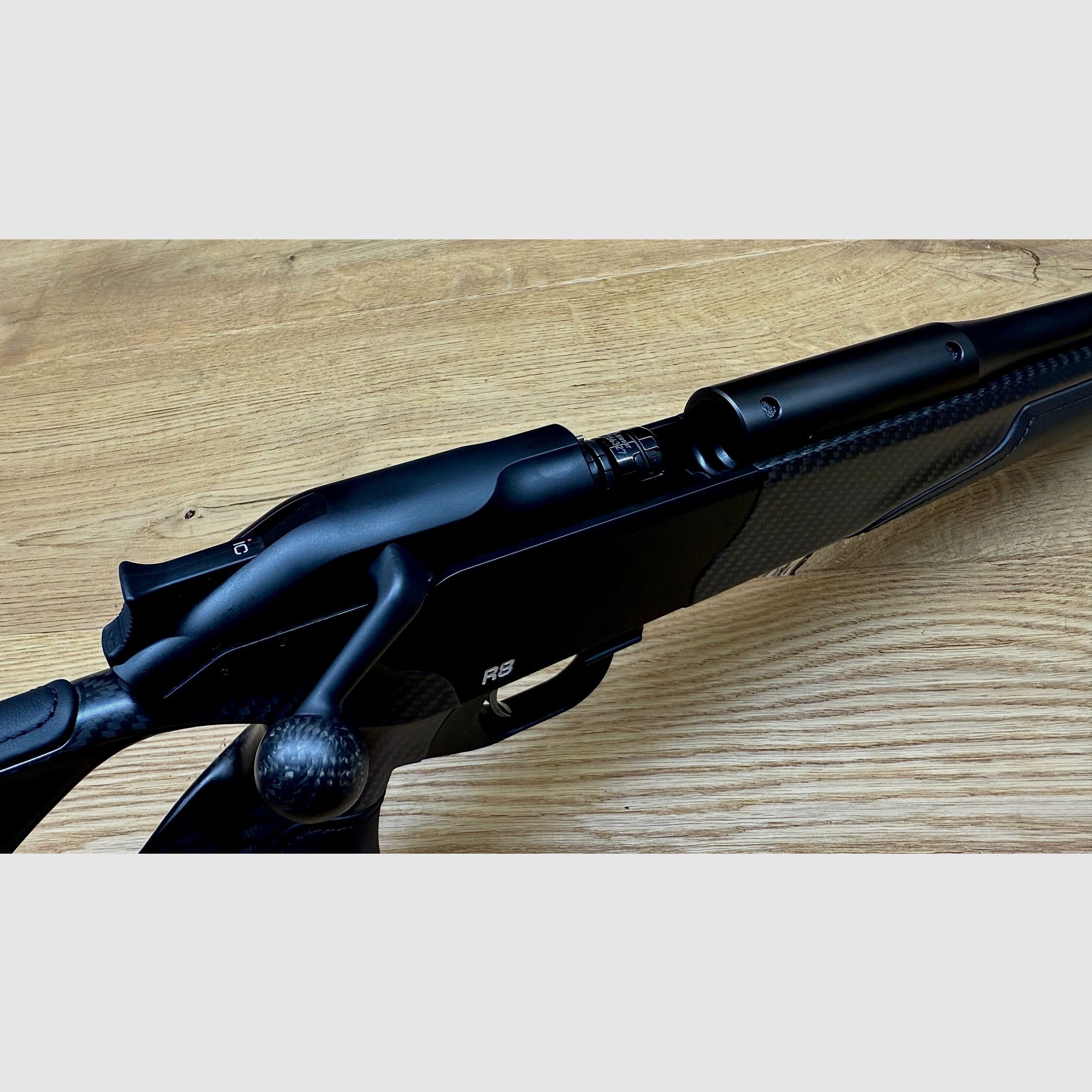 Blaser R8 Carbone Cuir noir / Déclencheur & chambre DLC / Avant en carbone / Logo argent / Poignée de chambre en carbone / Calibre & longueur de canon au choix
