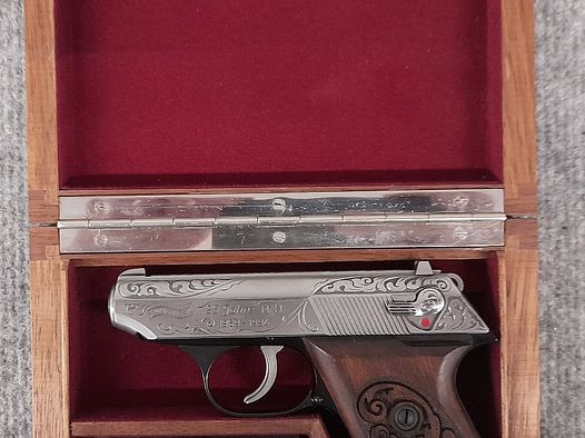 Walther 22 Sondermodell 25 Jahre TPH 1969-1994 Pistole 22lr Schmuckstück, graviert mit Holzgriff  mit 2 Magazinen in Holzschatulle mit Walther Gravur