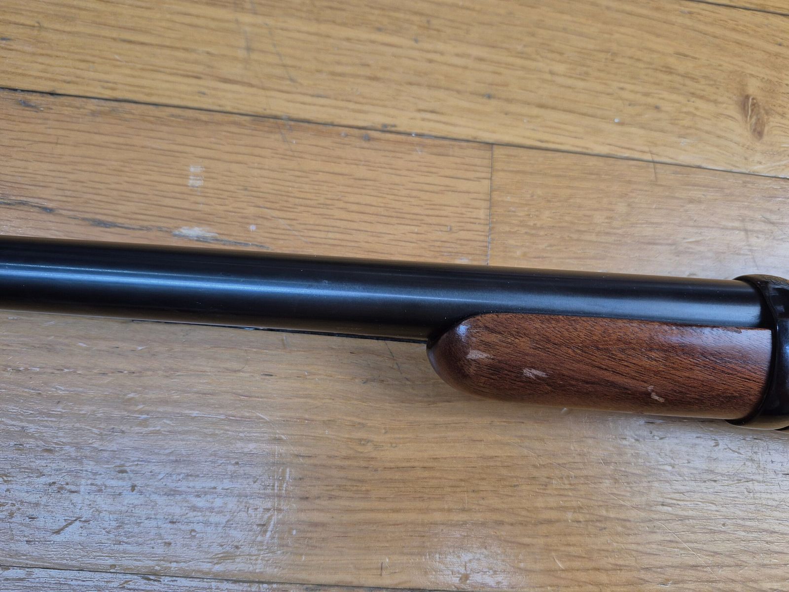 Wunderschöne Springfield Trapdoor Repetierbüchse Modell 1873 – Offiziersmodell – US-Herstellung von Harrington & Richardson – Waffe von 1973 – Kaliber 45-70 Gvt – Die Waffe von Little Big Horn – Hervorragende Verarbeitung – Hochwertiges Holz und marmorierte Metallteile – Mechanik in Top-Zustand – Neuer 22 Zoll Lauf – TBE+++, Bild 36 von 39
