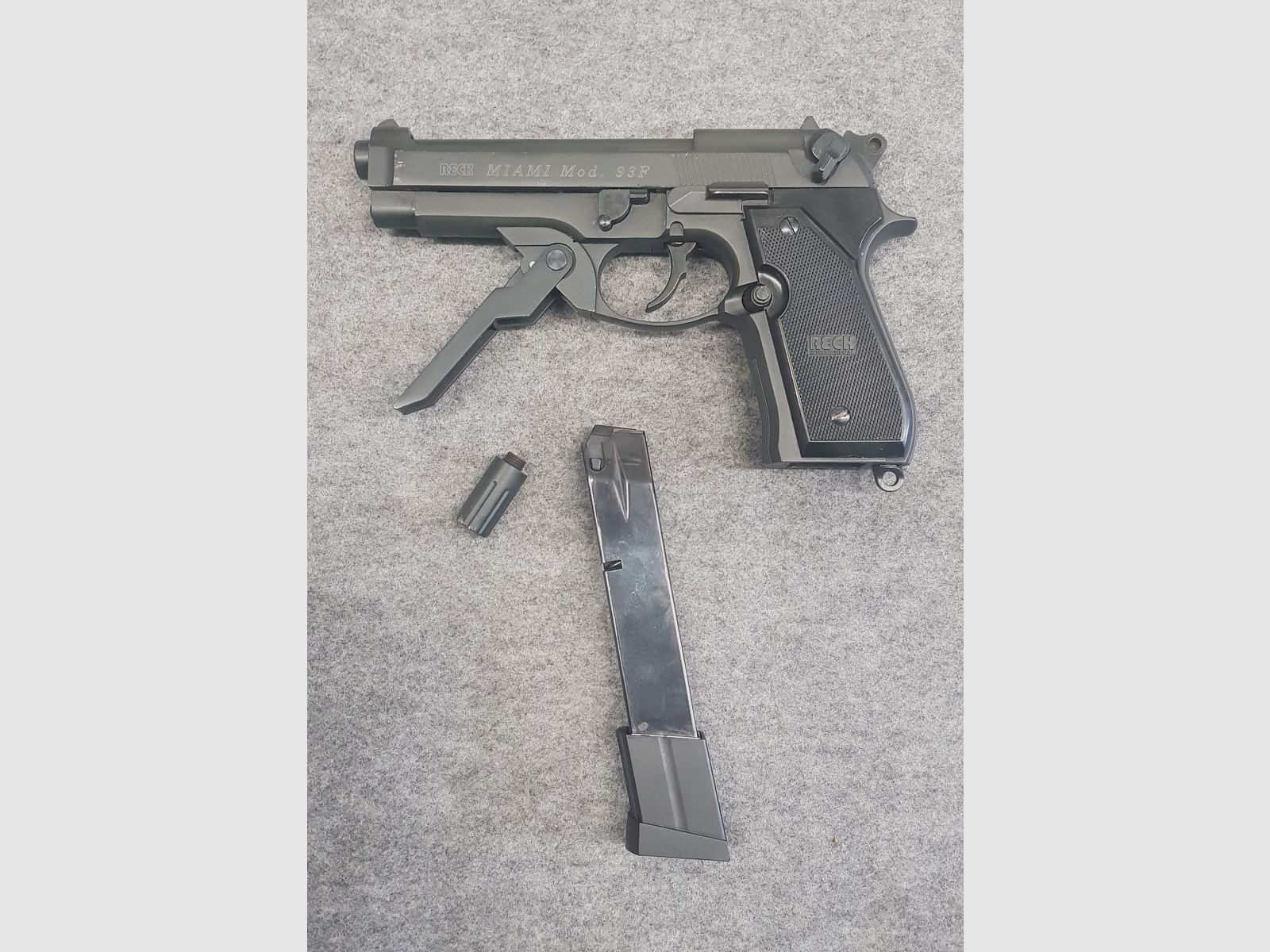 Sehr seltene SRS Schreckschuss Pistole  Reck Miami Mod. 93F 9mm PAK PTB 908 mit Frontgriff und langes Magazin 93 92 F