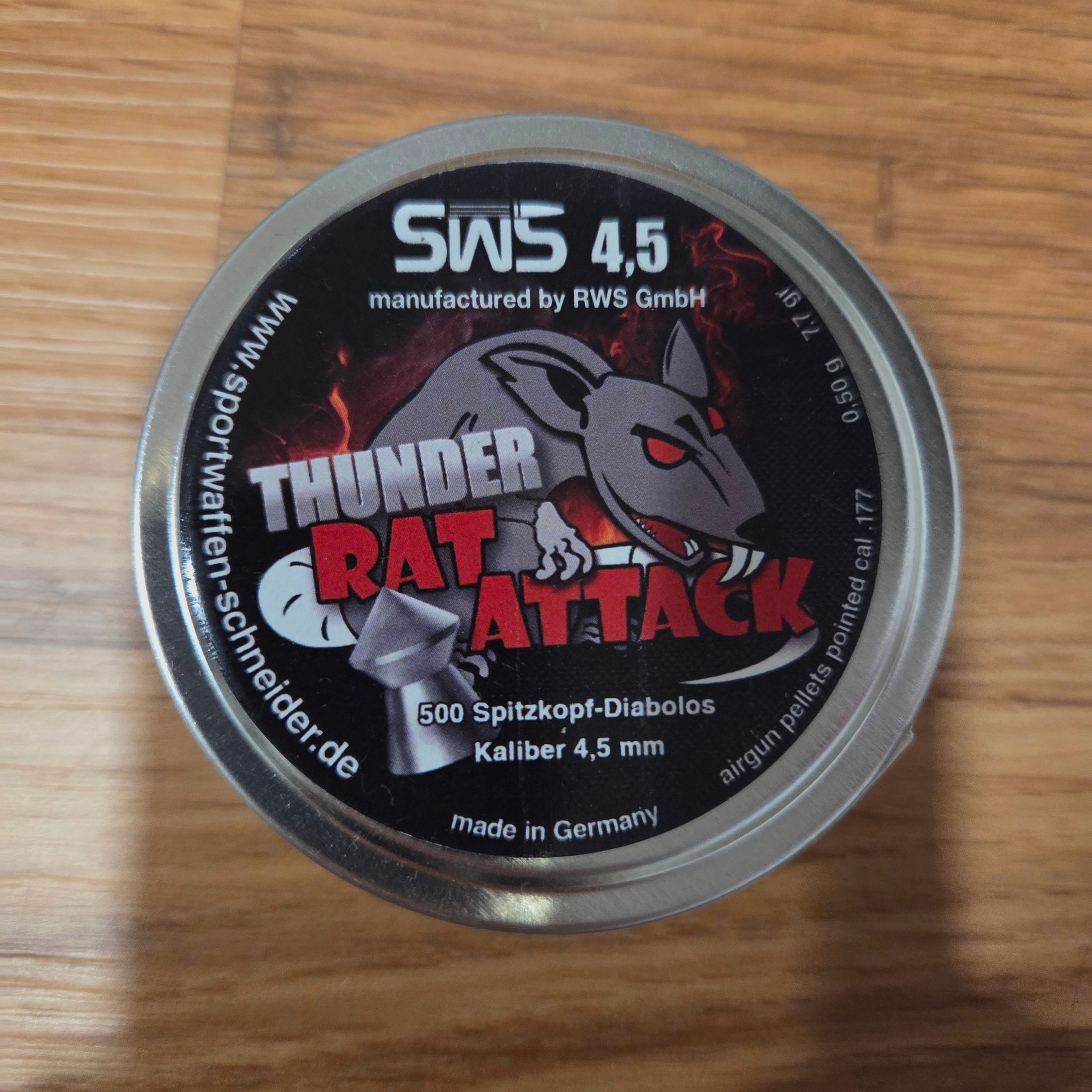 Diana Chaser mit Holzgriff und einer Packung Diabolos