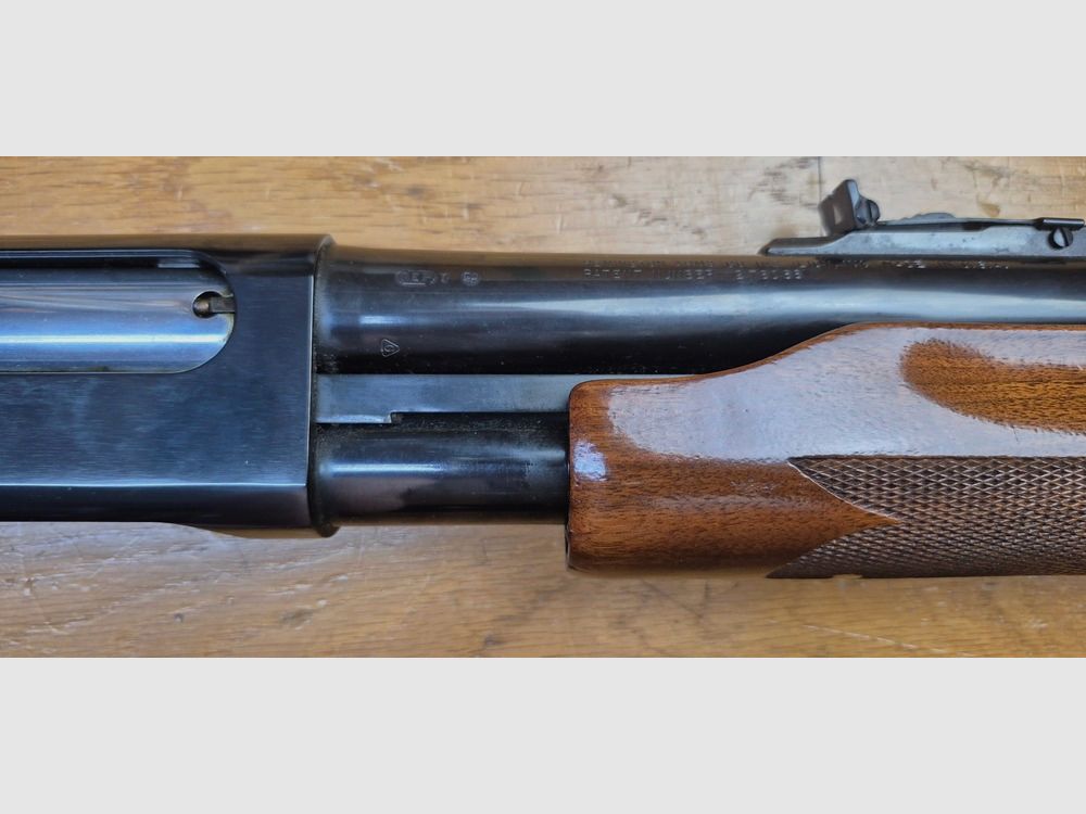 Sehr schönes Remington Pumpgewehr – Mod 870 Wingmaster – Glatter Lauf von 51 cm – Kaliber 12/70 – Kapazität 4+1 (!) erweiterbar – „Luxus“-Fertigungen – Zuverlässige, einfache und legendäre Waffe – Ausgezeichneter Zustand – TBE+/TBE++, Bild 8 von 45
