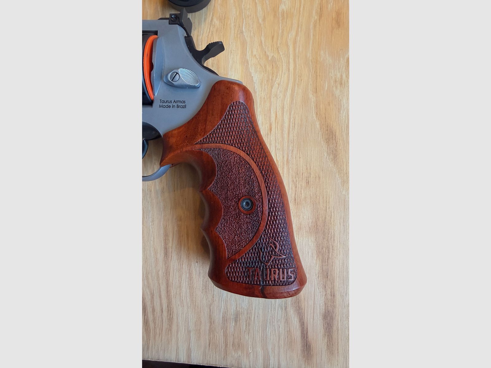 Taurus Raging Hunter .357 Mag. / .38 Spec. – Faible performance de tir, y compris Jetloader et poignées en bois, couleur DuoTone, longueur de canon de 5 1/8.
