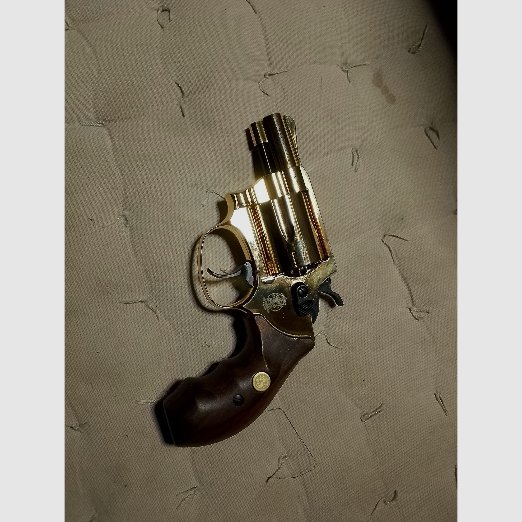 Revólver Smith & Wesson Chiefs Special 9 mm R.K., dorado de 24 quilates, empuñaduras de madera