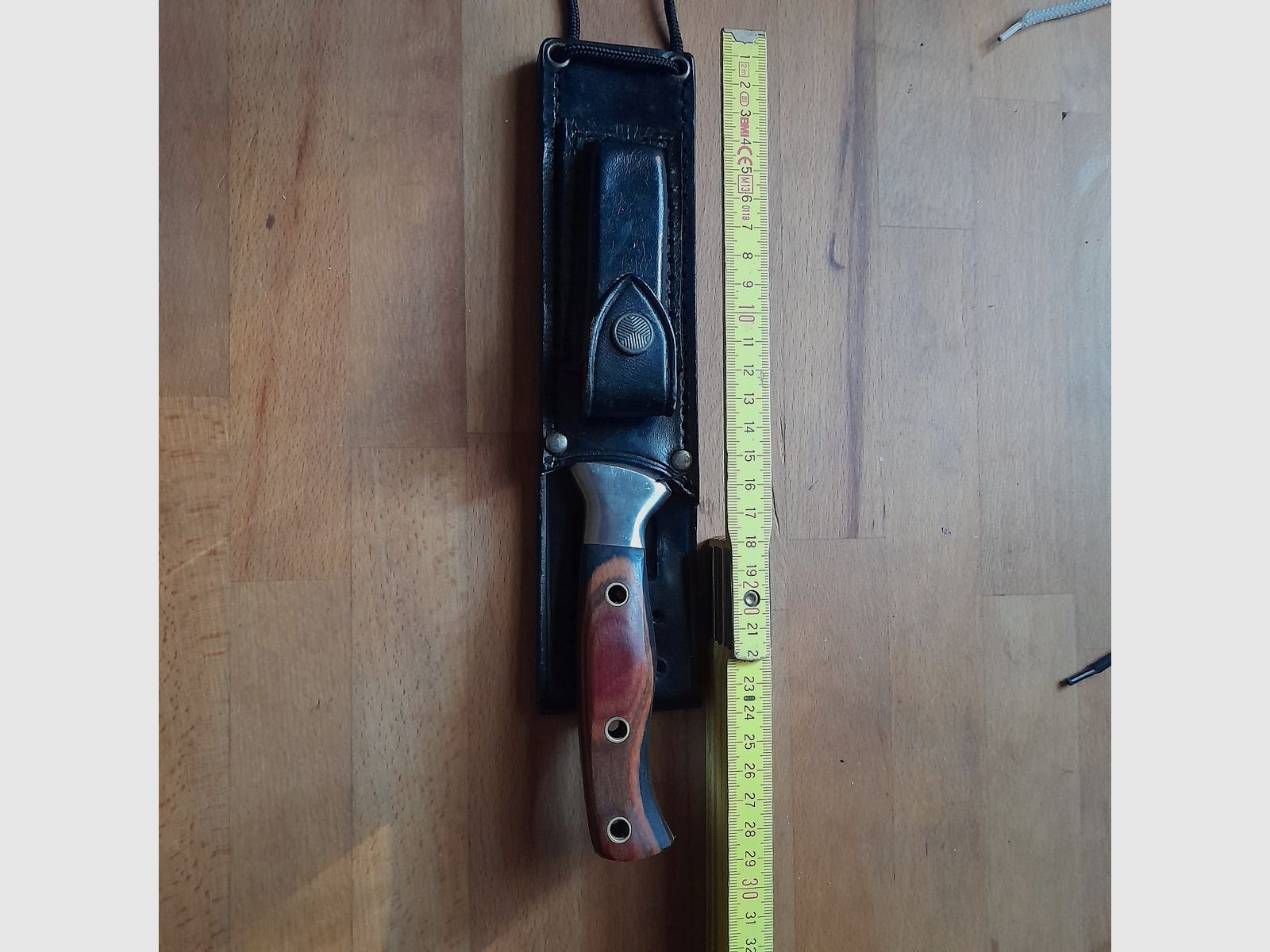 Jagdmesser Stainless Steel 440 Nr.  37296 in schwarzer Lederscheide mit Schleifstein