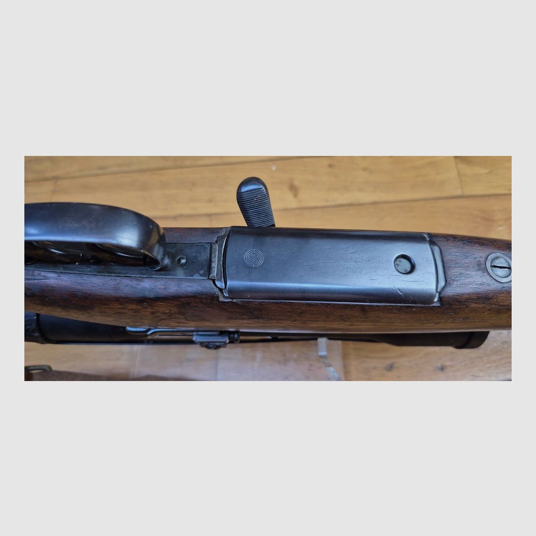 Schöne Steyr Mannlicher Schönauer Büchse — Modell « GK » — Kal. 7×64 — Waffe geprüft 1963 — Deutscher Abzug — Gutes Holz — Vorderschaft repariert und geflickt nach Bruch, aber perfekt stabil — Exzellente Mechanik — Sehr guter Lauf — Stahl-Zielfernrohrmontage — Zeiss Diavari 1.5 – 6 x 42 — TBE außer Flicken, Bild 16 von 43