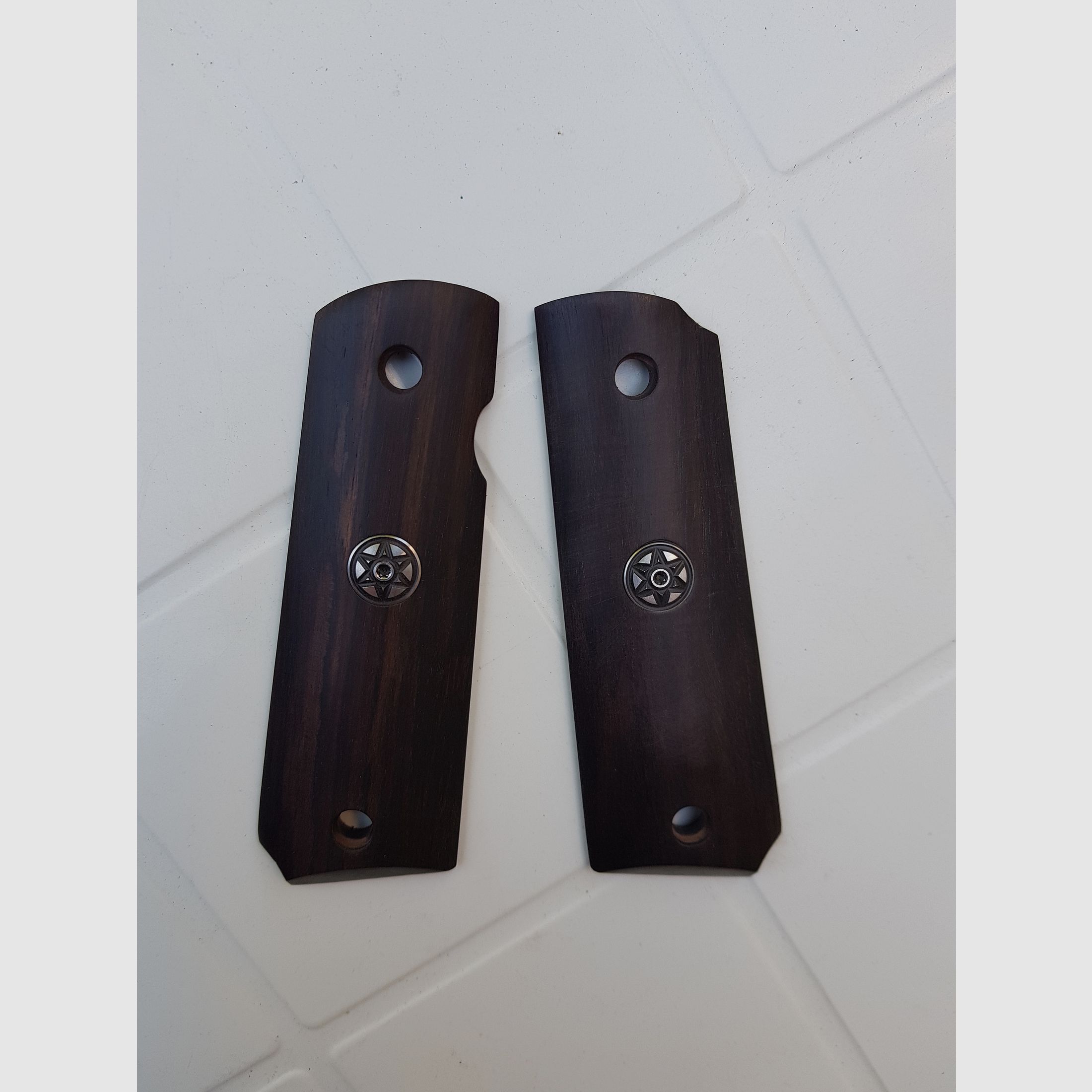 Griffschalen der Colt 1911 oder ME Sport 1911, siehe Bild. 