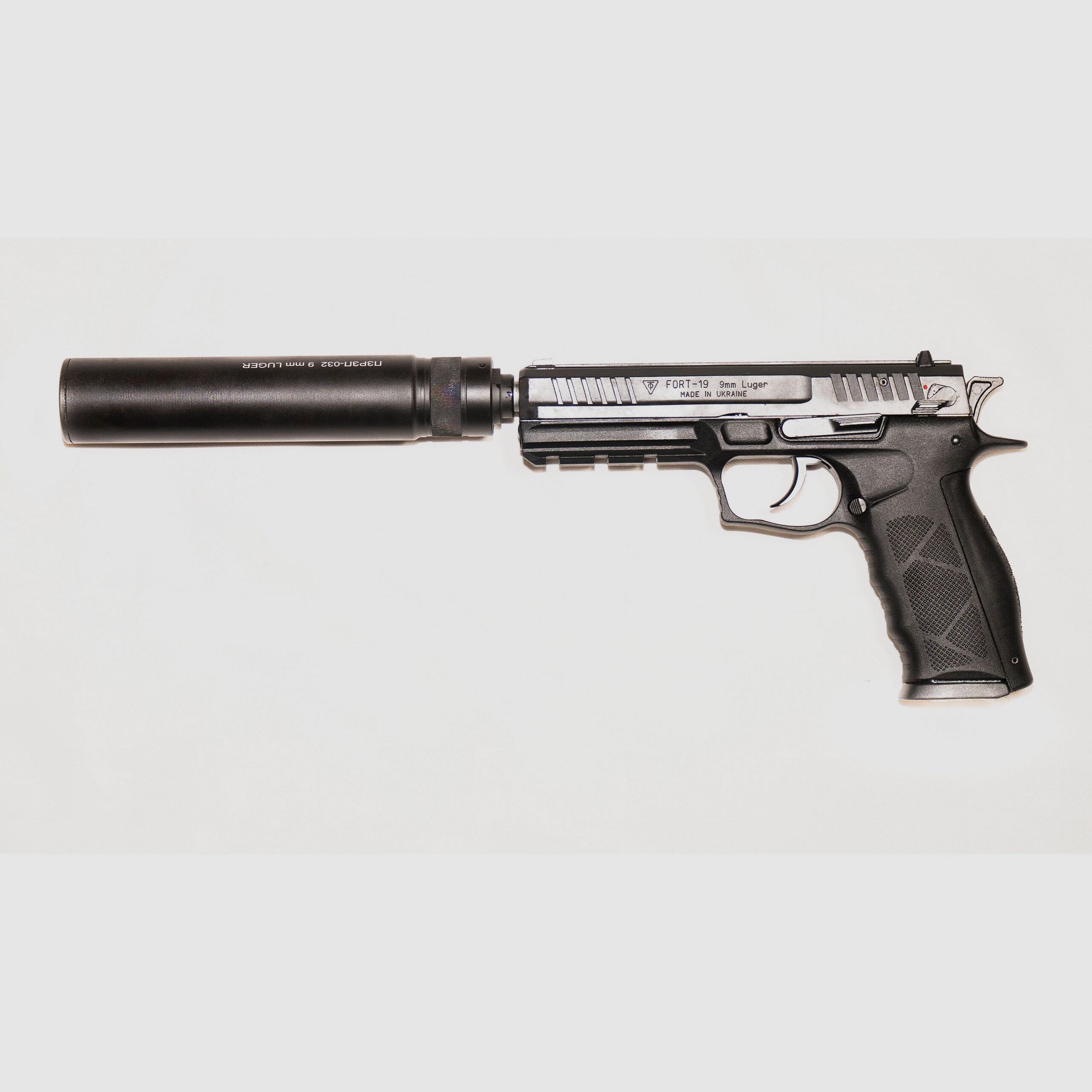 Pistola semiautomática Fort 19 Negra GW cal. 9x19mm con moderador de sonido :)
