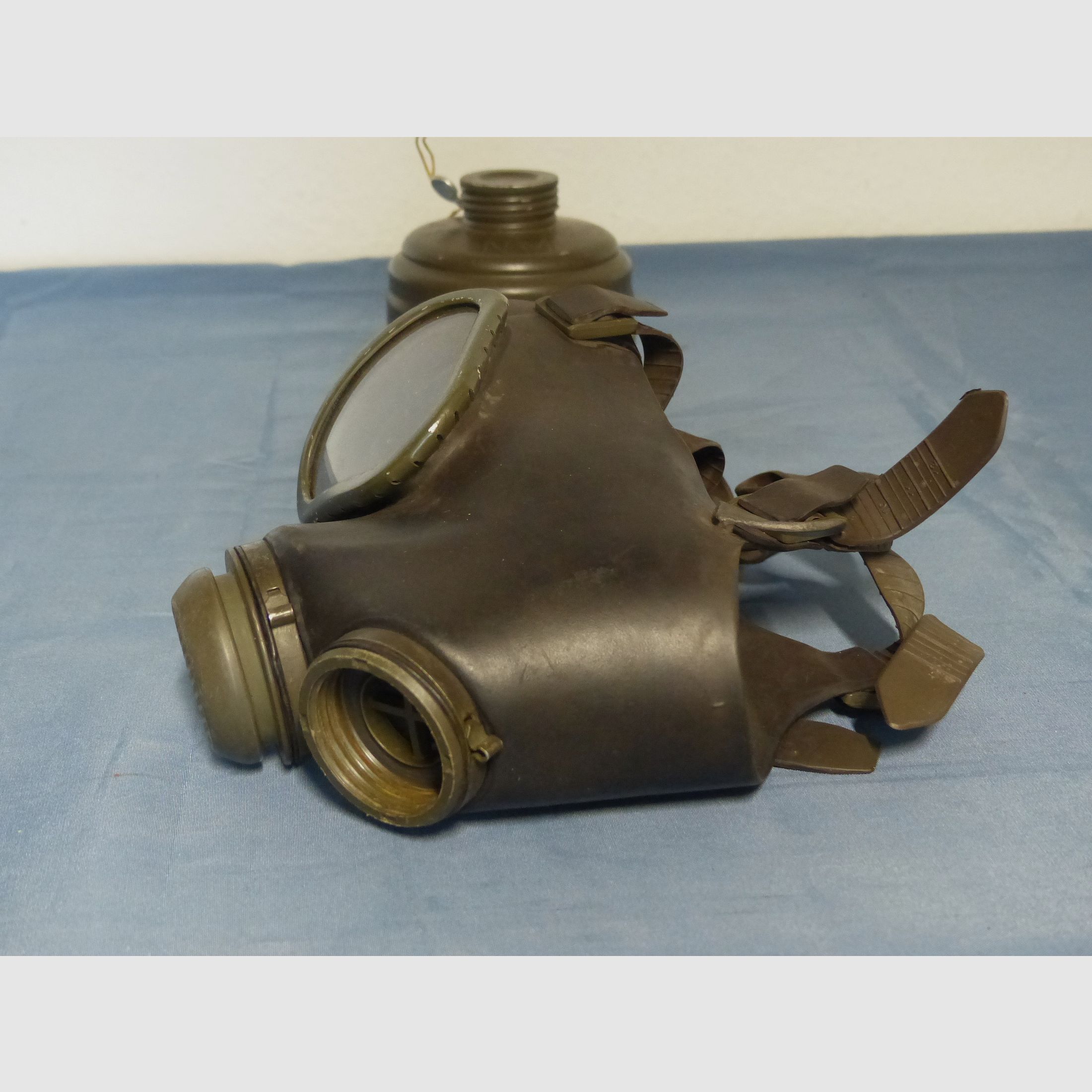 Original Bundeswehr Gasmaske Atemschutz M 65 ABC mit Filter 70er