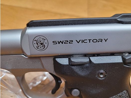 Nieuw – SW22 Victory pistool – kaliber 22LR – bull barrel in 5 ¼ – volledig van roestvrij staal – fiber optic richtmiddelen – 2 magazijnen – picatinny mogelijk – even mooi als precies
