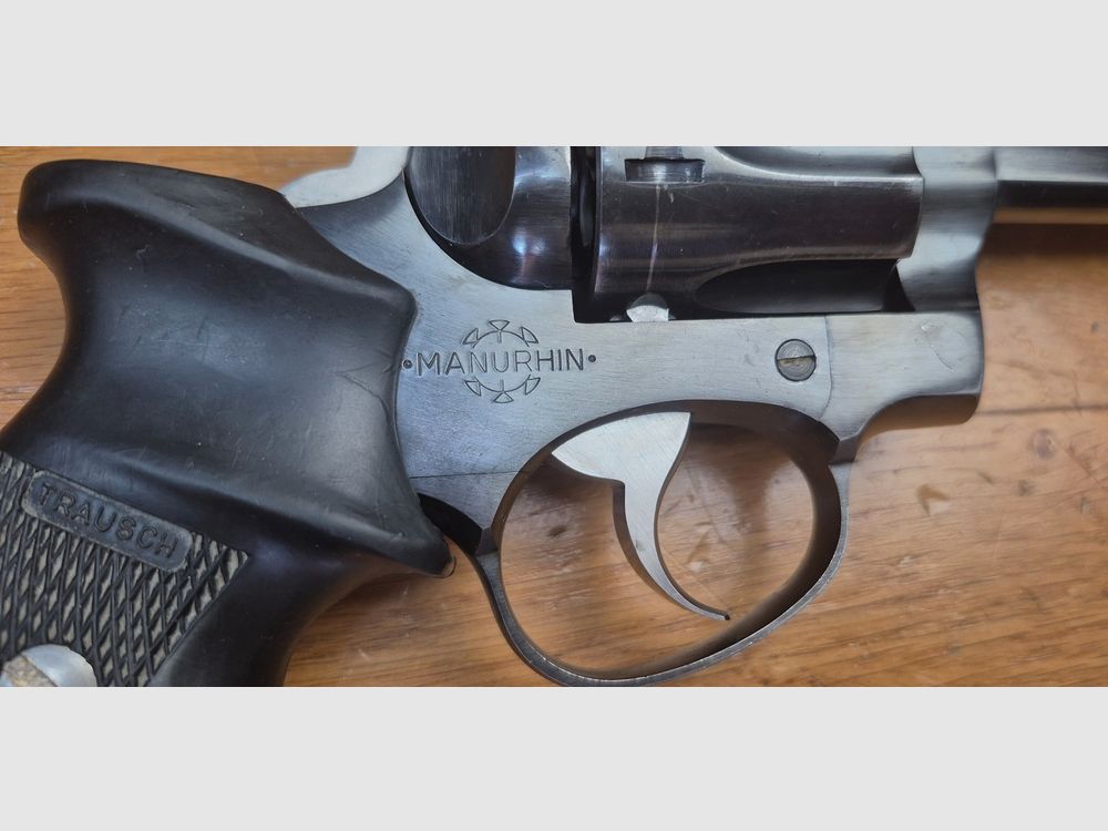 Zeer goed exemplaar van de revolver MR88 D – Goede productie van Manurhin uit de late jaren – 3 inch in kal. 38Sp – Frame 100% Manurhin staal – Blauwverf op 95% – Zeer goede mechanica – Uitstekende loop in nieuwstaat – Trausch greep – BE+/TBE, afbeelding 1 van 23