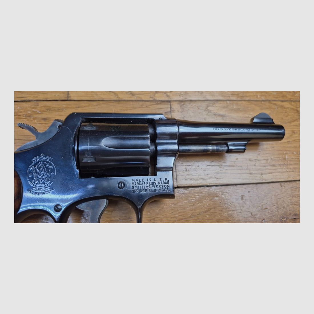 Sehr schöner Revolver Smith&Wesson Modell 10-5 – Der direkte Nachfolger des Hand Ejector Military & Police von 1899 – Legendäre Polizei- und Sportwaffe, eine der Stars aus Springfield – Waffe von 1968 – Sehr schöne Brünierung – Exzellente Mechanik – Sehr guter Lauf – Exzellente Standwaffe mit glorreicher Vergangenheit – TBE/TBE+, Bild 8 von 25