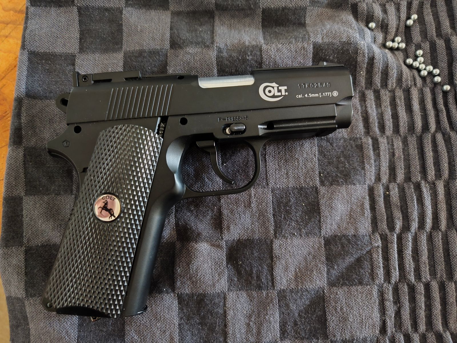 Colt Defender CO2 Pistole 