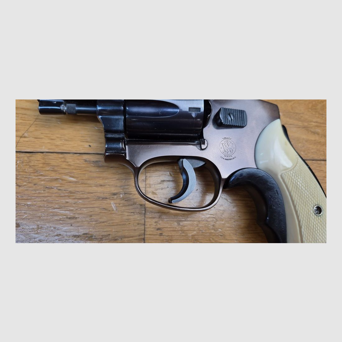 Sehr seltener Revolver Smith&Wesson Model 42 Centennial – Ein 36 Chief Special ohne äußeren Hahn – 5 Schuss im Kal. .38SP – Jubiläumsmodell 1952 – Leichtgewichtige Version für Nahverteidigung – Seltene und wunderschöne zweifarbige Ausführung Schwarz / Bronze mit Griffschalen aus Knochen – Der echte „Bodyguard“! – Hervorragender ästhetischer Zustand – Ausgezeichneter mechanischer Zustand – Ausnahmestück! – TBE ++, Bild 6 von 22