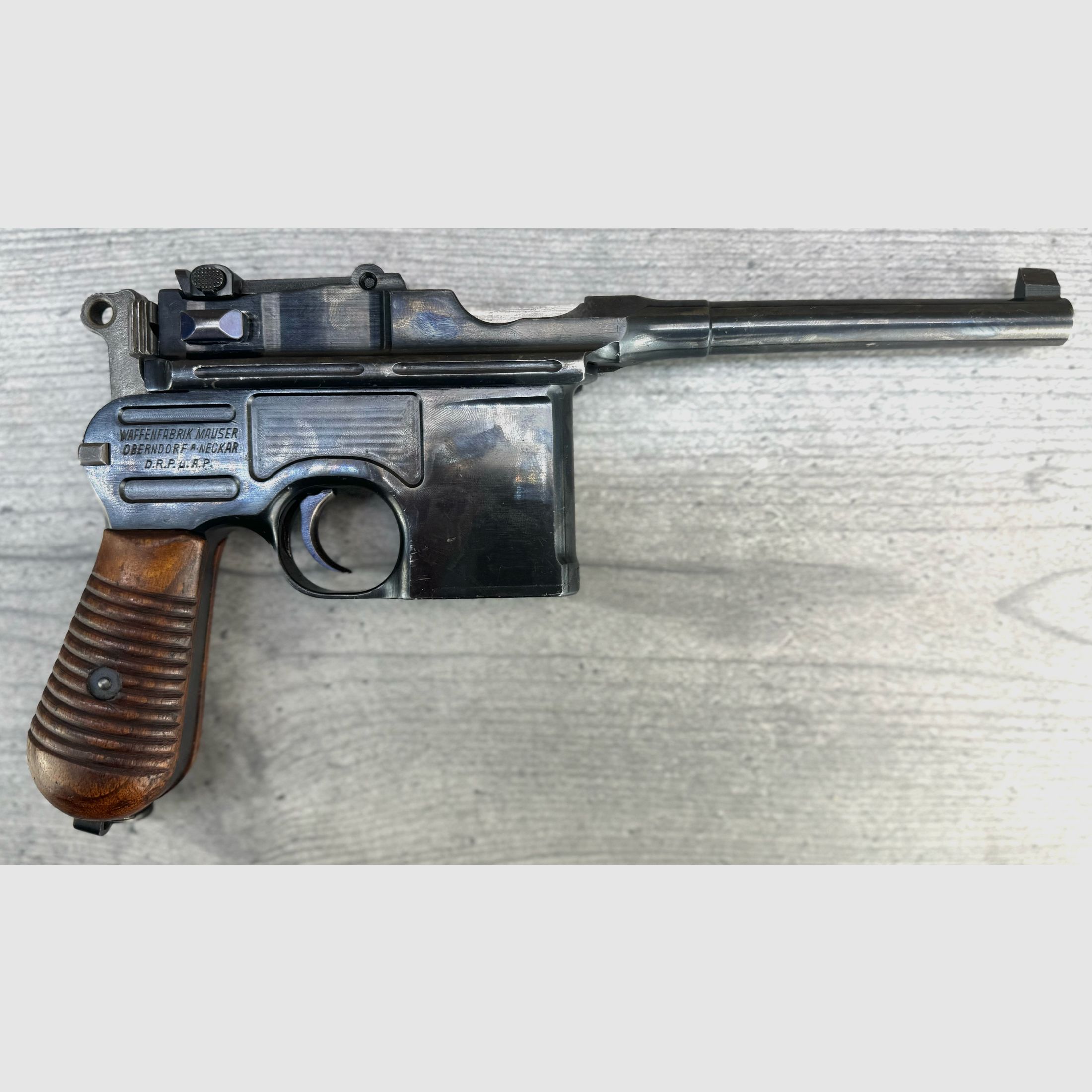 Mauser C96 + soporte de madera + funda de cuero + 1 cargador + varilla de limpieza