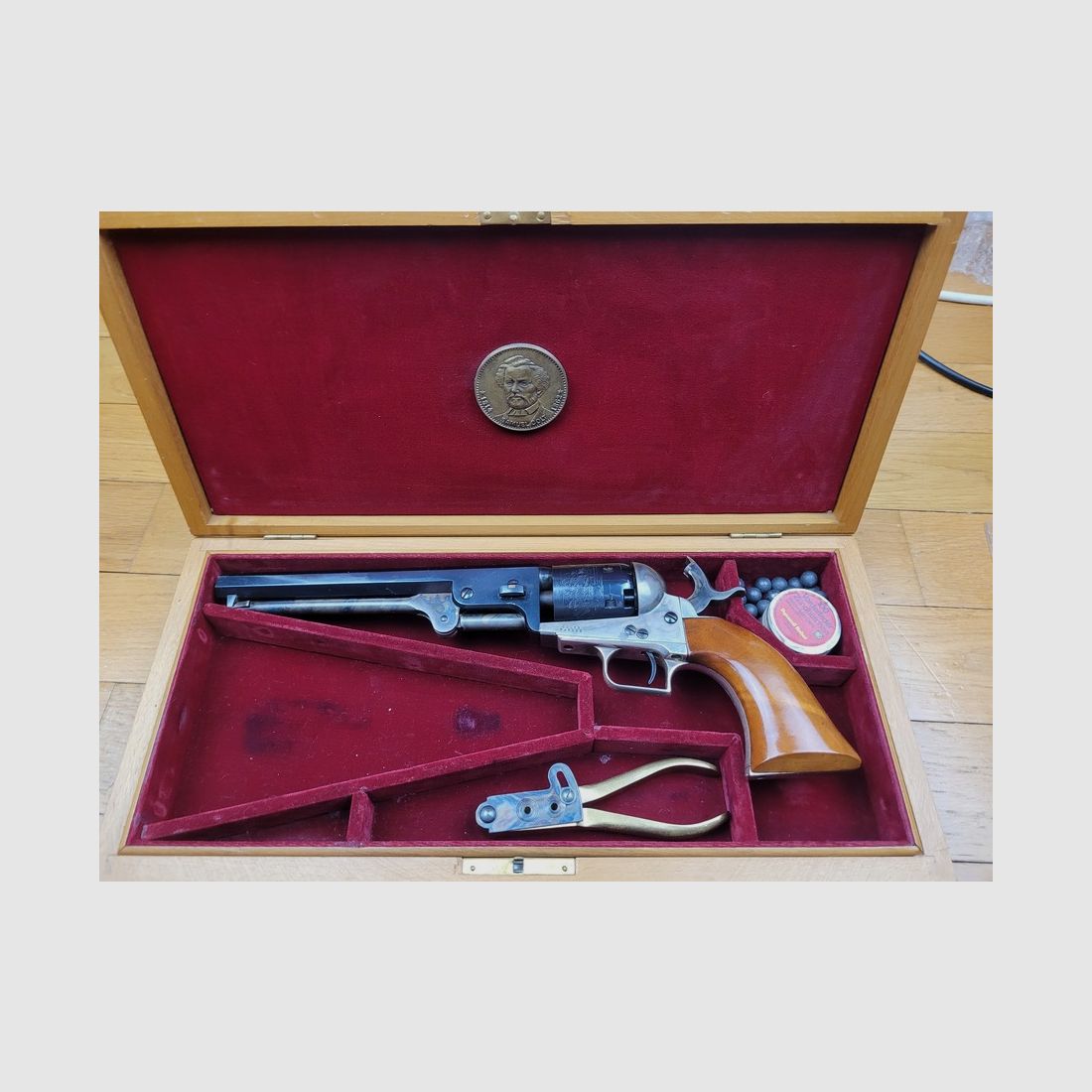 Zeer mooie Colt zwartpoeder revolver – Mod. 1851 Navy – ZELDZAAM COLT USA fabricage (niet Italiaans!) uit 1977 – 6 schoten – kaliber 36 – uitstekende staat, afbeelding 24 van 27