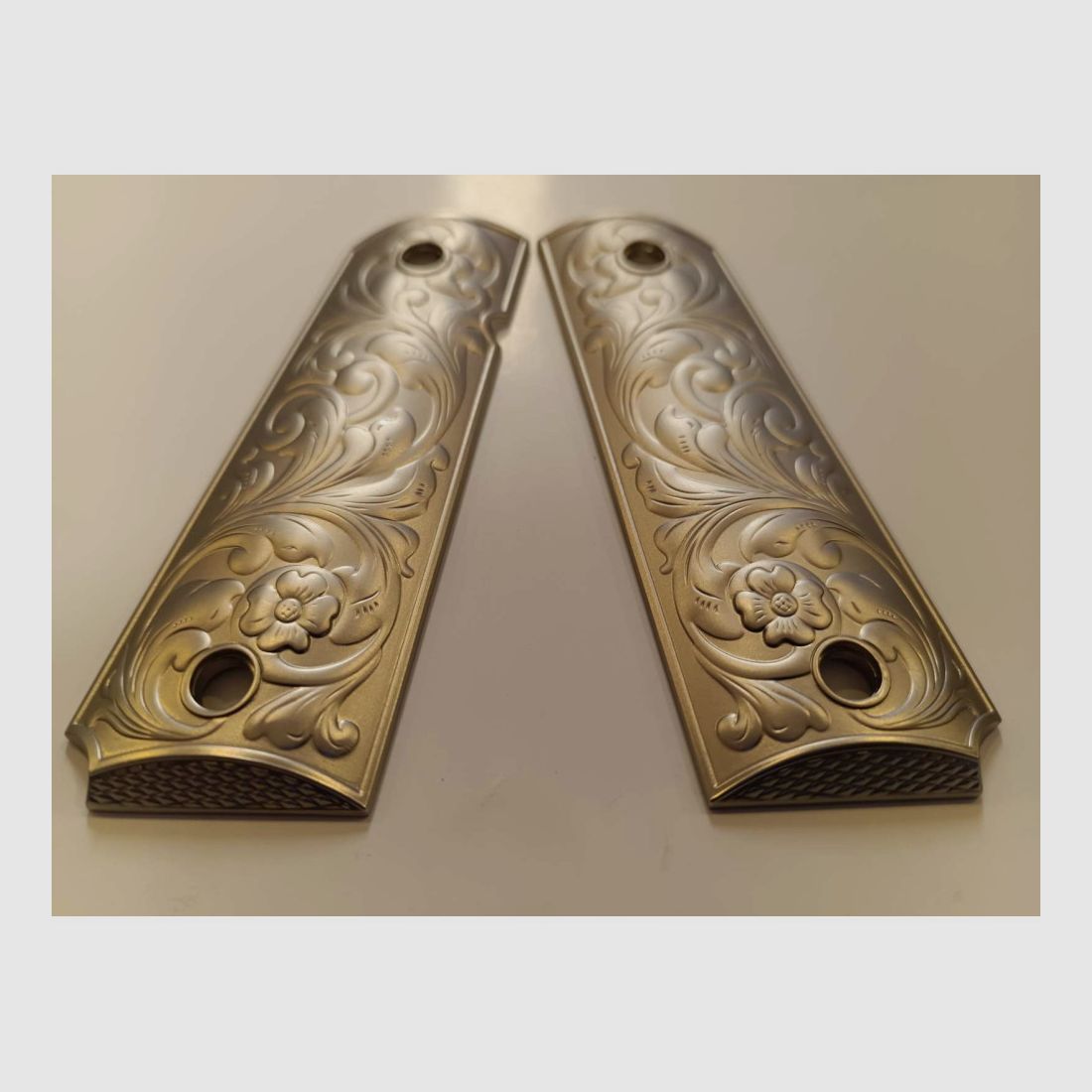 Okładzina chwytu 1911 Custom z grawerowaniem w scrollu matowe nikiel, zdjęcie 2 z 3