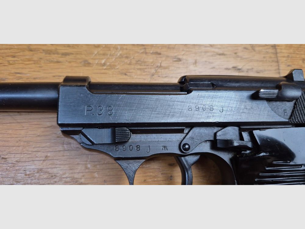 Zeer mooie Walther P38 Pistol – Gefabriceerd door Walther Zella Mehlis in Code AC – Wapen van oktober 1944 – Originele bluing van 99,5% – Onberispelijke mechanica – Mooie spiegelloop – 100% originele onderdelen – Mono-nummer behalve magazijn – Uitstekende staat – TBE++, afbeelding 8 van 27