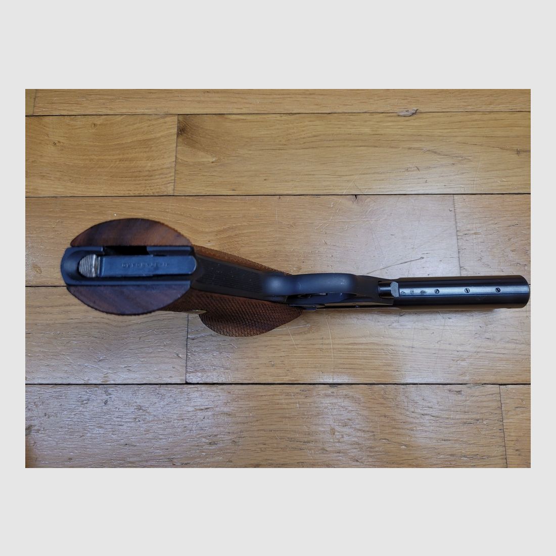 Wunderschöne Selbstladepistole Hi-Standard – Modell Supermatic Citation in .22LR – Waffe von 1967 – Nussbaumgriffschalen mit Riffelung – 100% Brünierung – Mittelschwerer Lauf mit hervorragenden Zügen – Zustand hervorragend, Bild 7 von 21