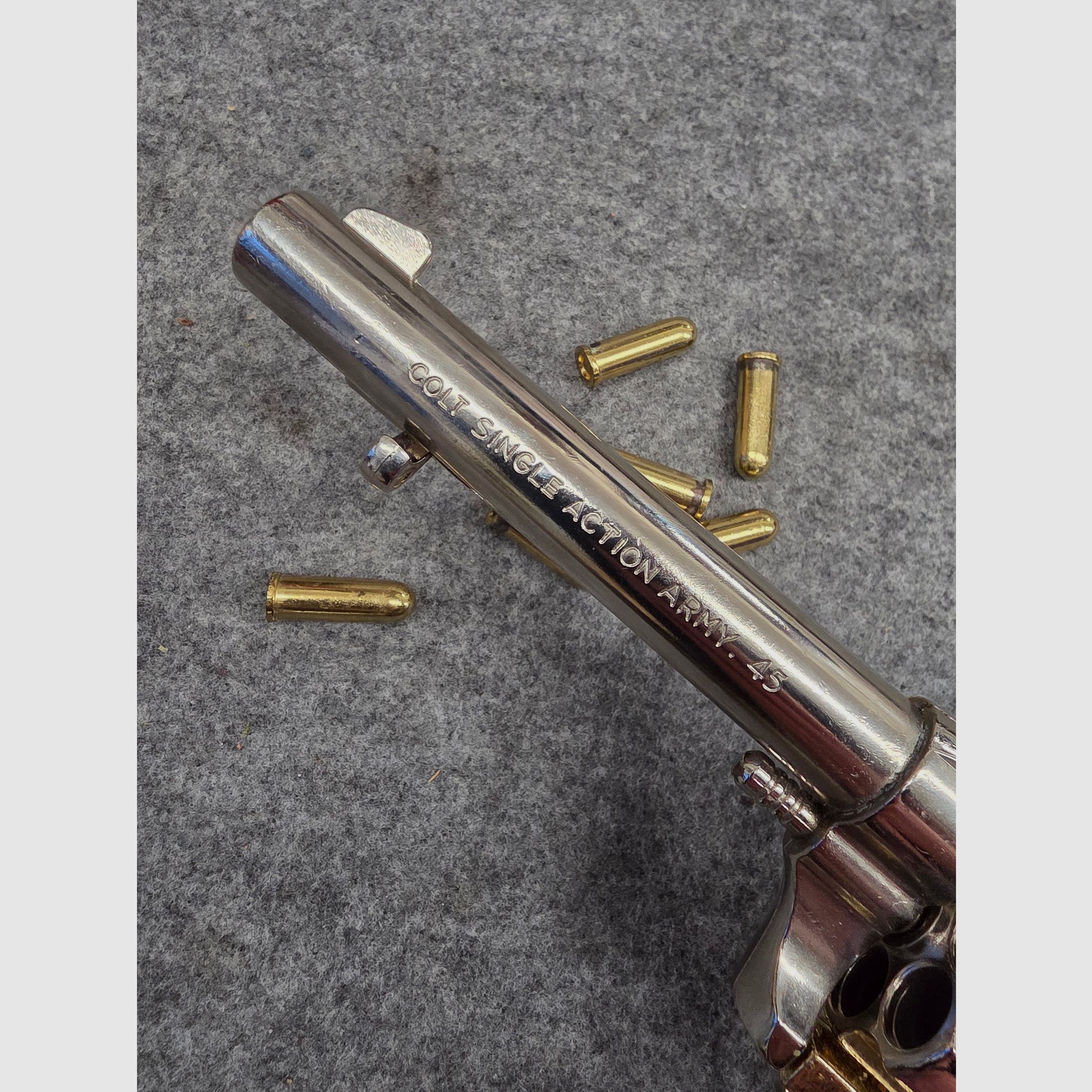 Replica Deko Revolver COLT SAA  Cal. .45 Peacemaker vernickelt  Silber Gold 