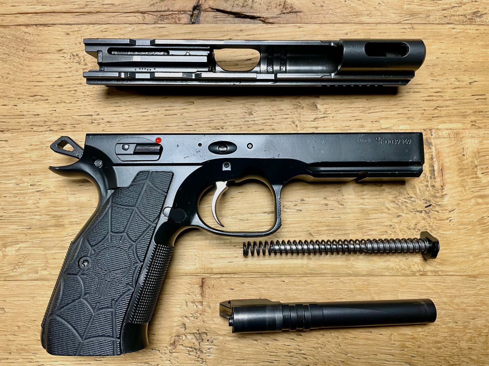 CZ Shadow 2 w 9 mm Luger z okładkami rękojeści „Punisher”