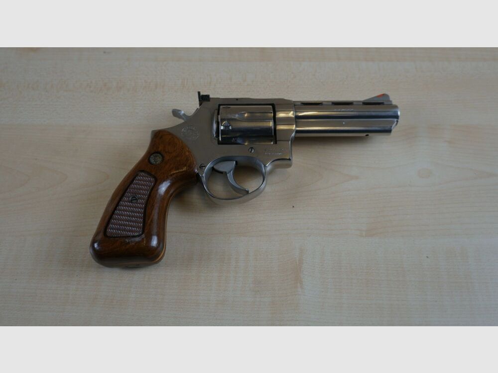 Taurus 689