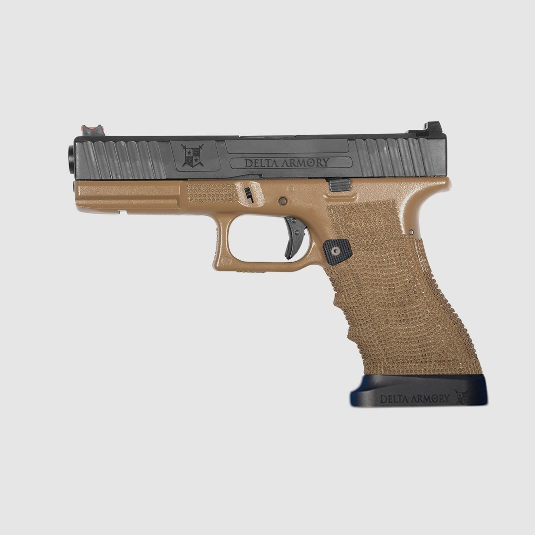 P04 GBB Airsoft Pistole mit Grip Stippling in Tan | Delta Armory