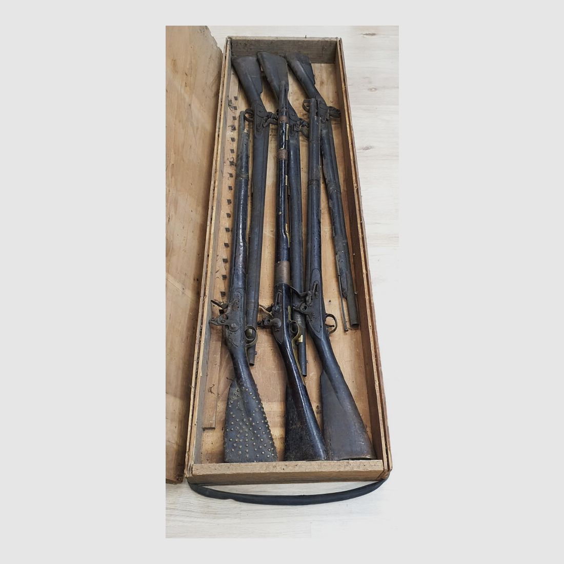 Fusils à silex britanniques pour la Royal Niger Company vers 1830 dans une caisse de transport