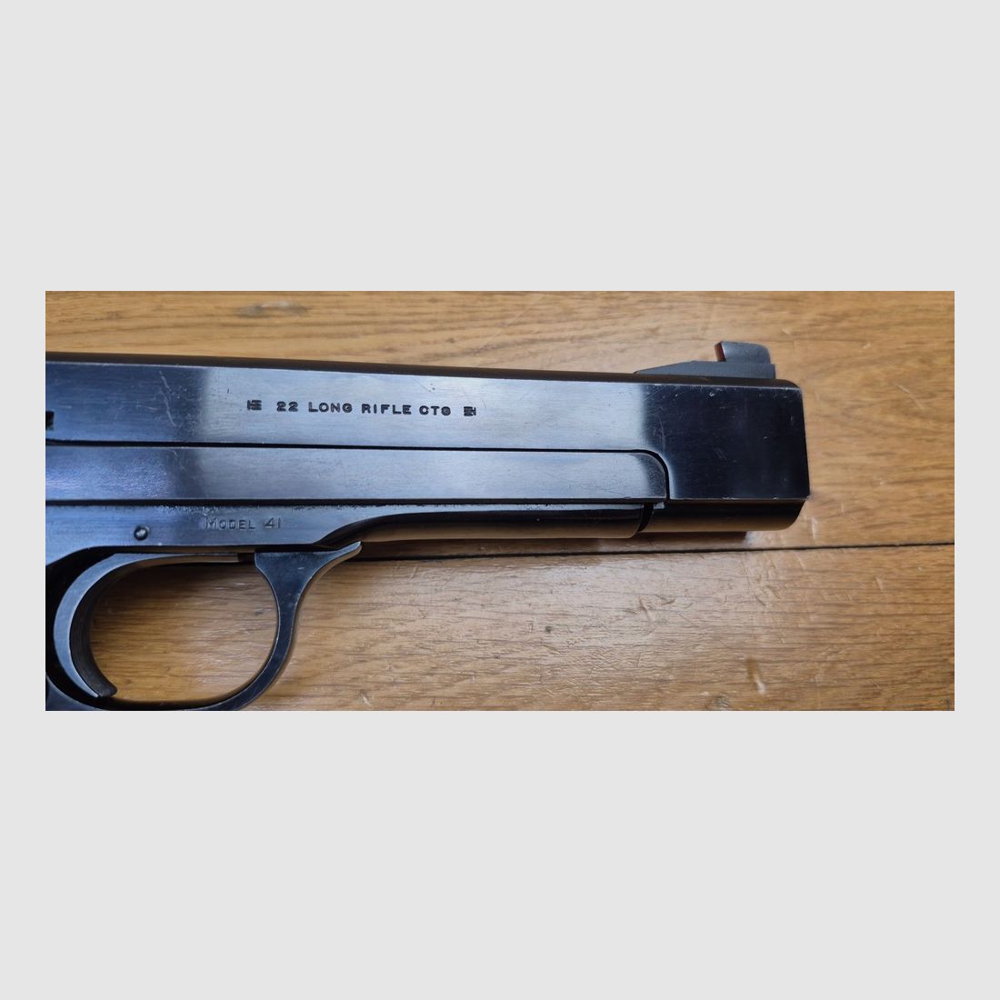 Wunderschöne Smith&Wesson Mod.41 Pistole – Kal. .22LR – Ganz aus echtem Stahl – 100% Brünierung – Waffe von 1971 – Mechanik und Lauf erstklassig – Eine der niedrigsten Handfeuerwaffen, die je hergestellt wurden – Zwei Griffsets – Zwei Magazine – Sehr guter Zustand Sup. – TBE++, Bild 8 von 28