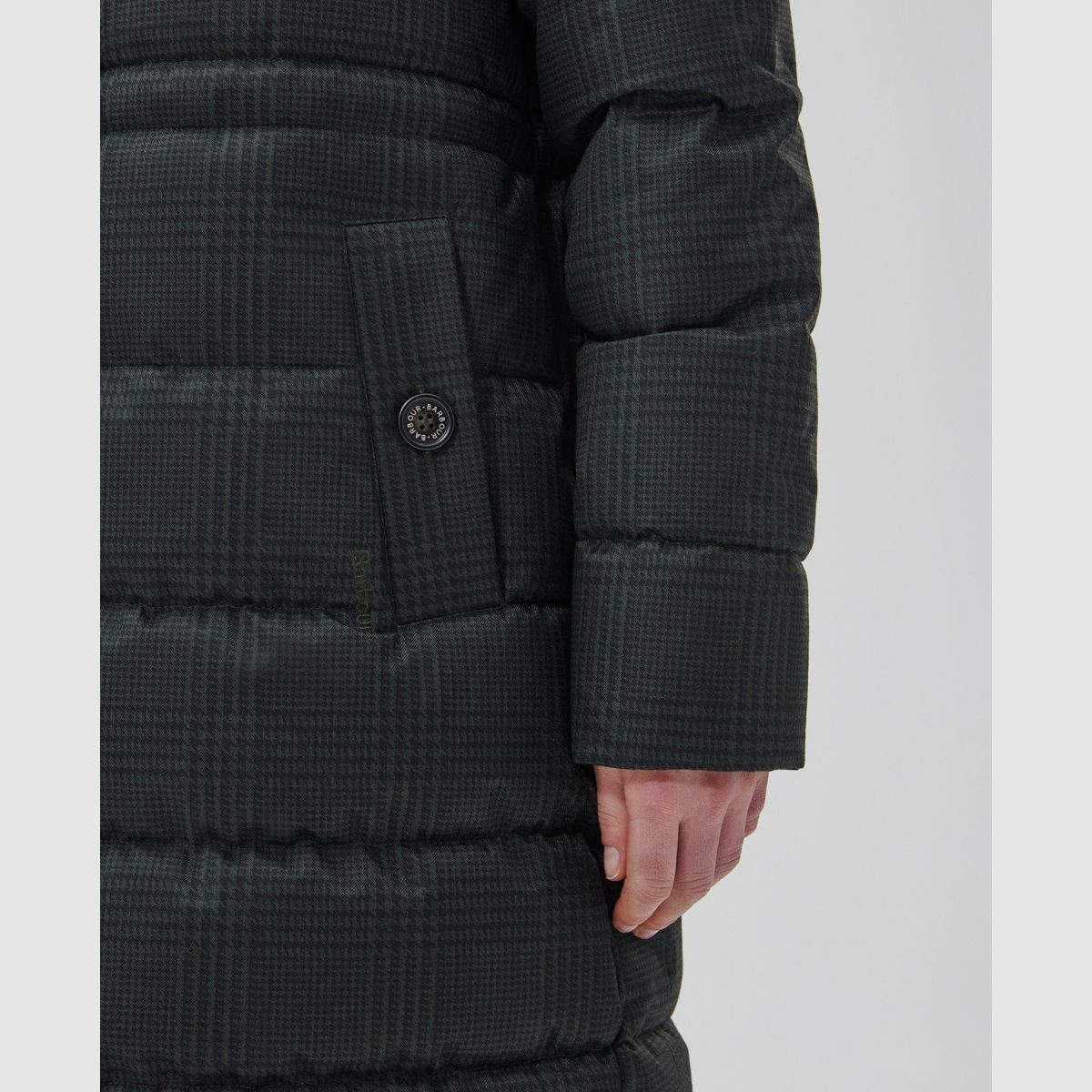 Płaszcz puchowy BARBOUR Herring Quilt w kolorze oliwkowym w kratę Prince Of Wales