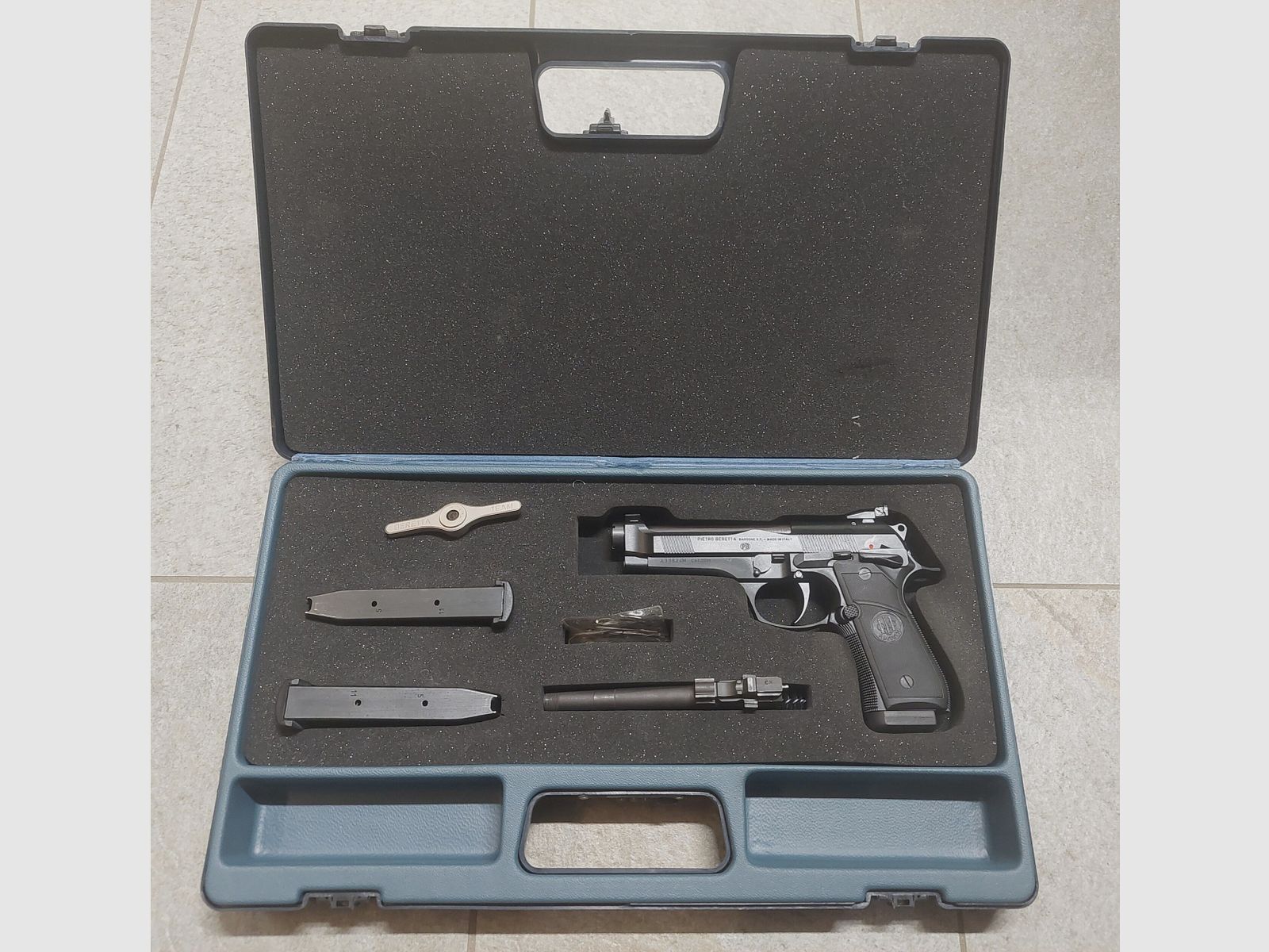 (B.R) PISTOLE BERETTA MOD 96 COMBAT KAL 40 MIT 2 LÄUFE UND 3 MAGAZINEN, Bild 1 von 2