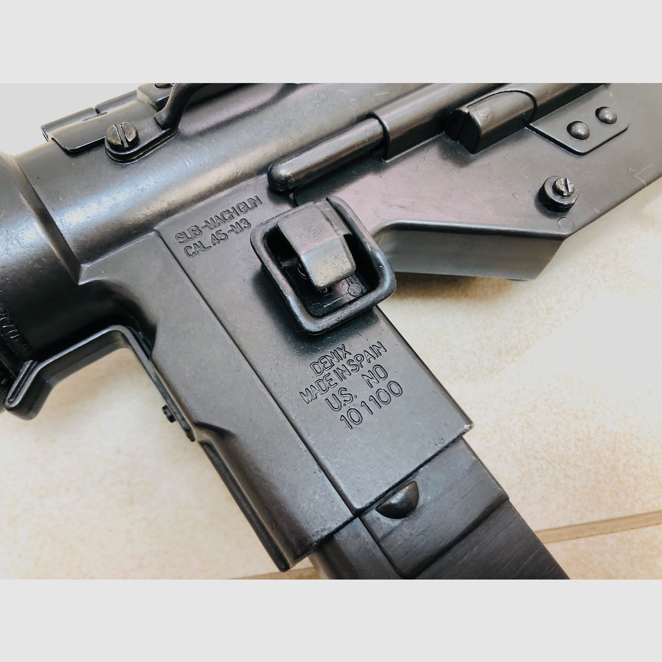 ••• Arma decorativa / arma modello pistola mitragliatrice US M3 / Greasegun / NUOVA + confezione originale •••