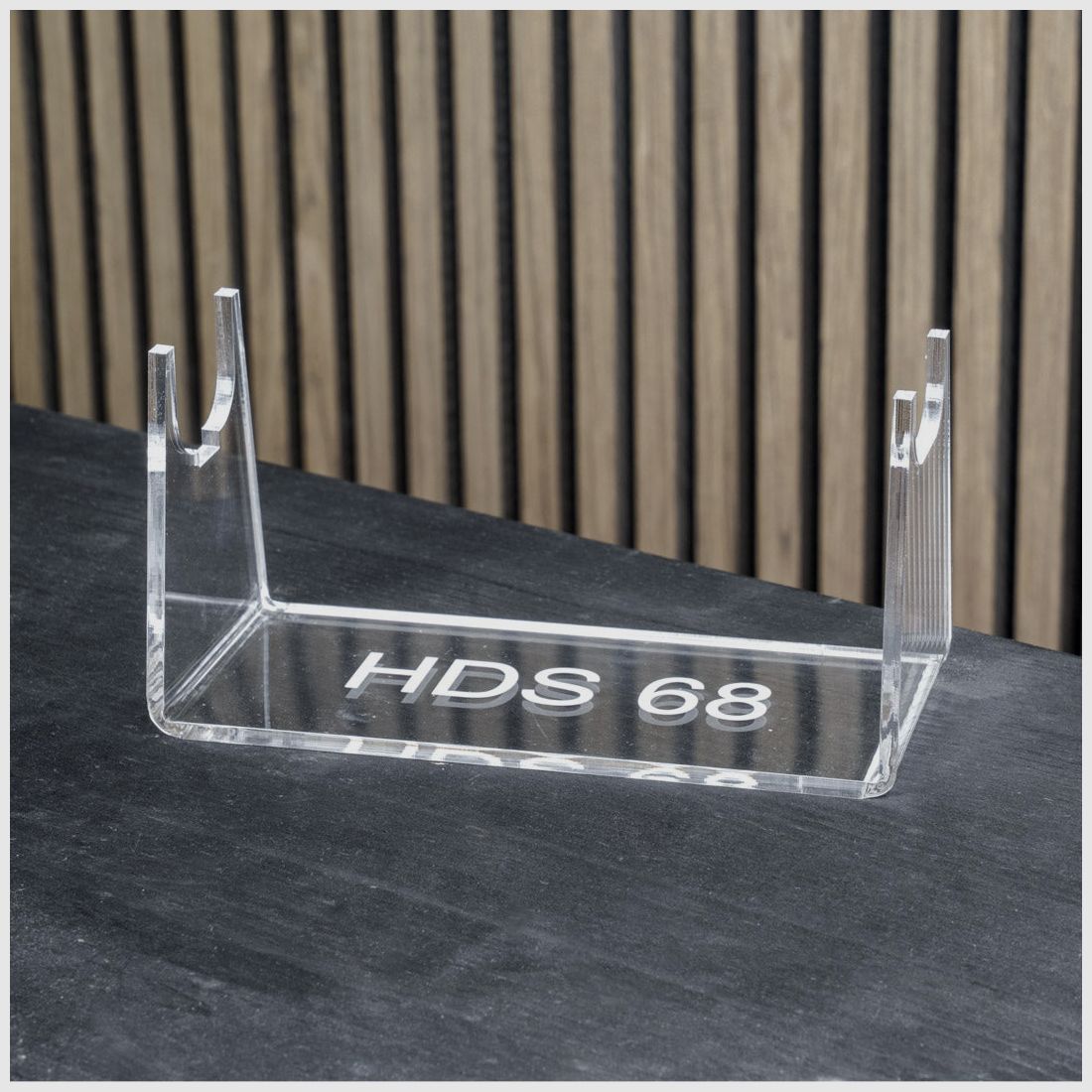 PLEXIGLAS® tafelstandaard voor HDS68 | TS68 | stijlvol ontwerp met lasergegraveerd Homedefence-logo