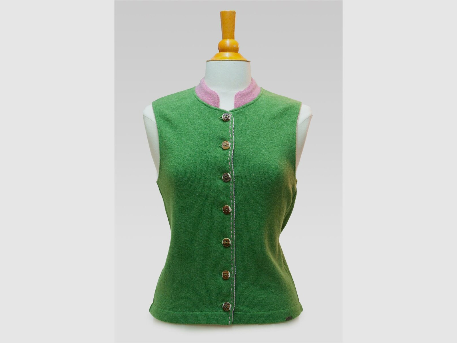 Damesvest met hertshoorn knopen 40 Groen