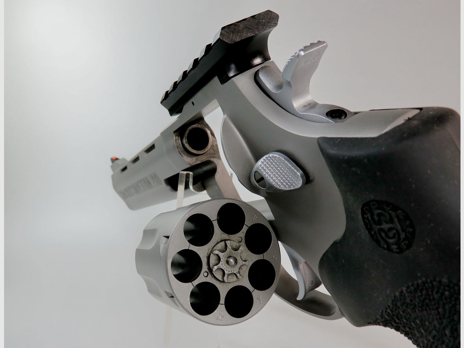 Neuwertiger Revolver Taurus Tracker Competition PRO 6" mit Weigand-Picatinny-Schiene und Hogue-Griff