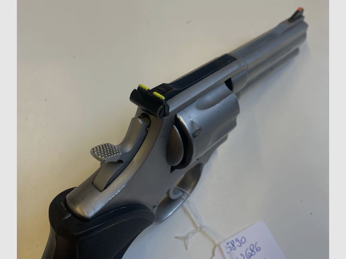 Smith + Wesson 686