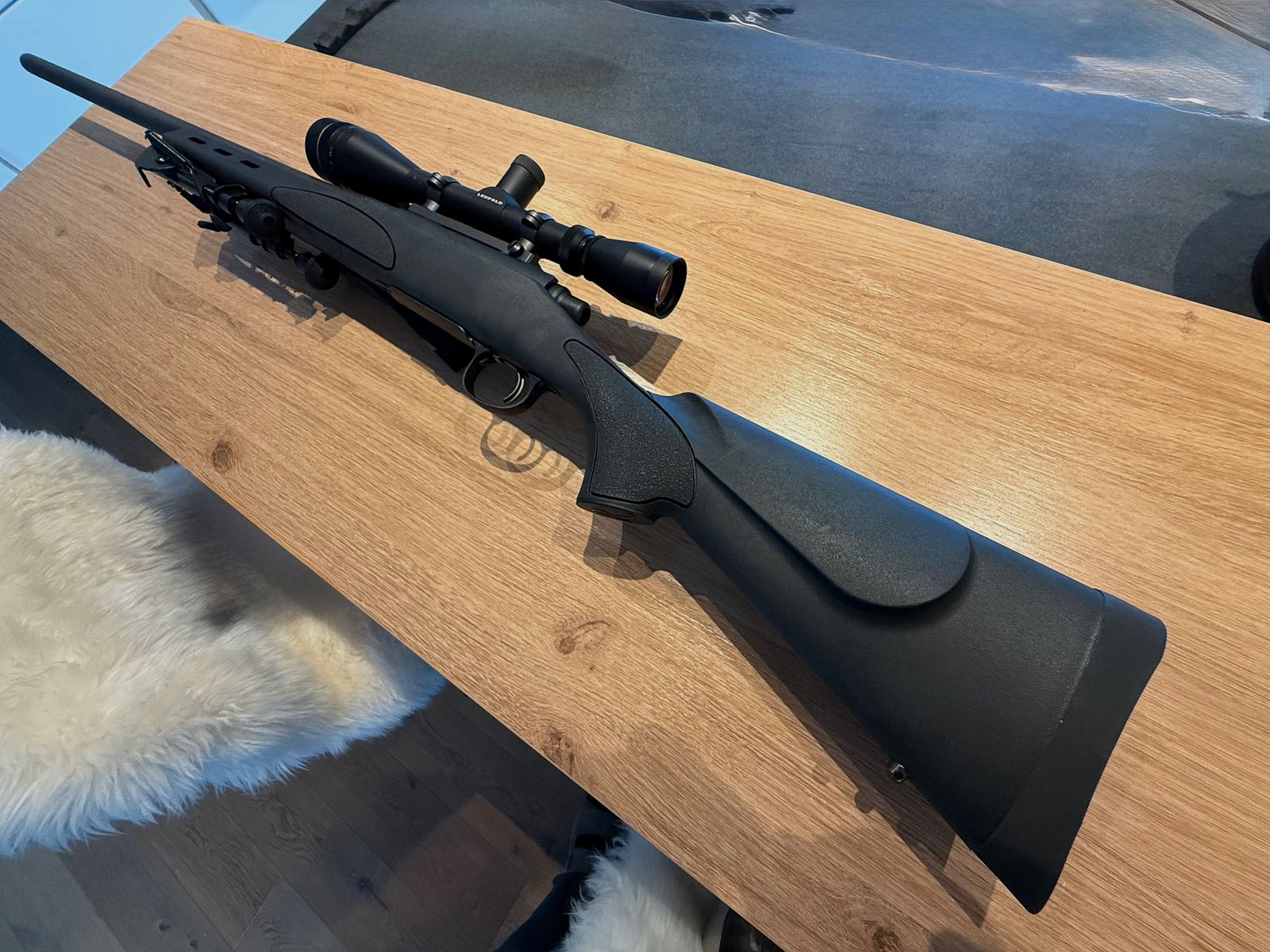 Fucile a ripetizione Remington 700 in calibro .223 REM con ottica Leupold 6–18 VX-II