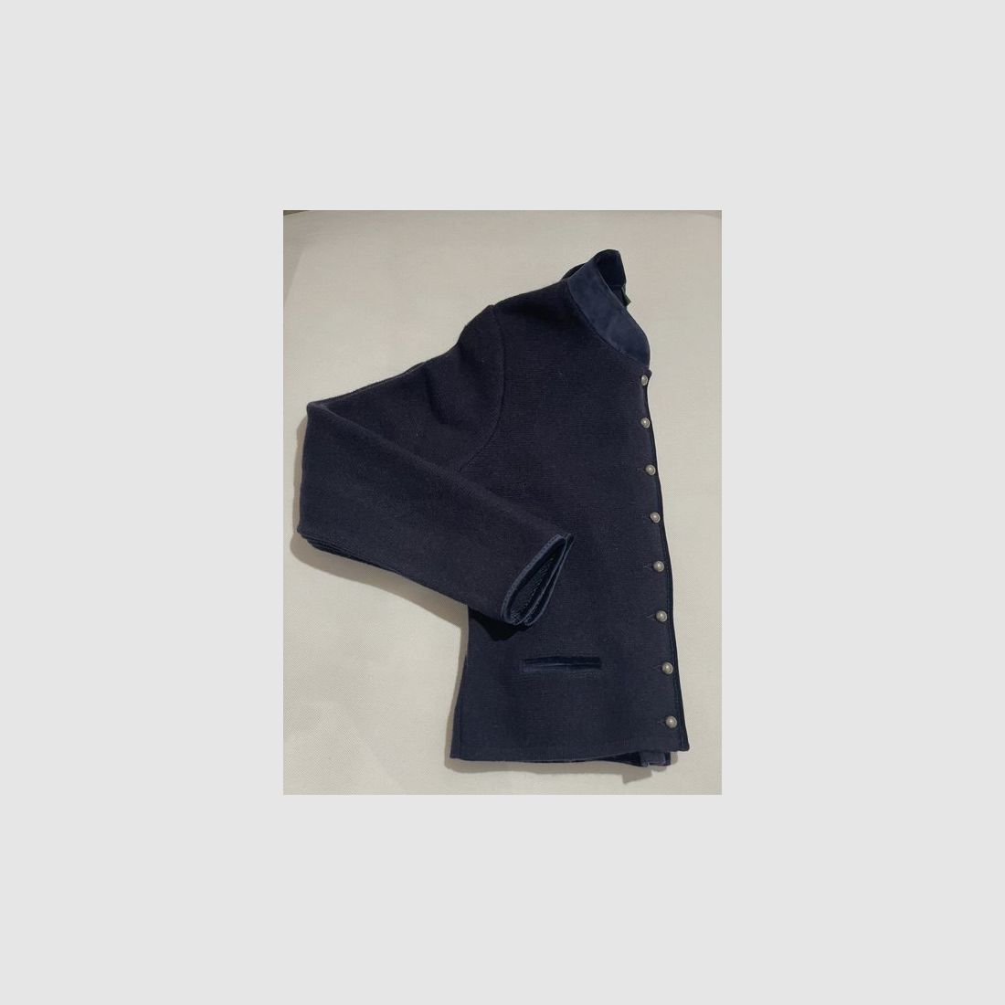 Damen Strickjacke aus Merinowolle mit Stehkragen aus Samt und mit Schößchen in Navy, Bild 1 von 2