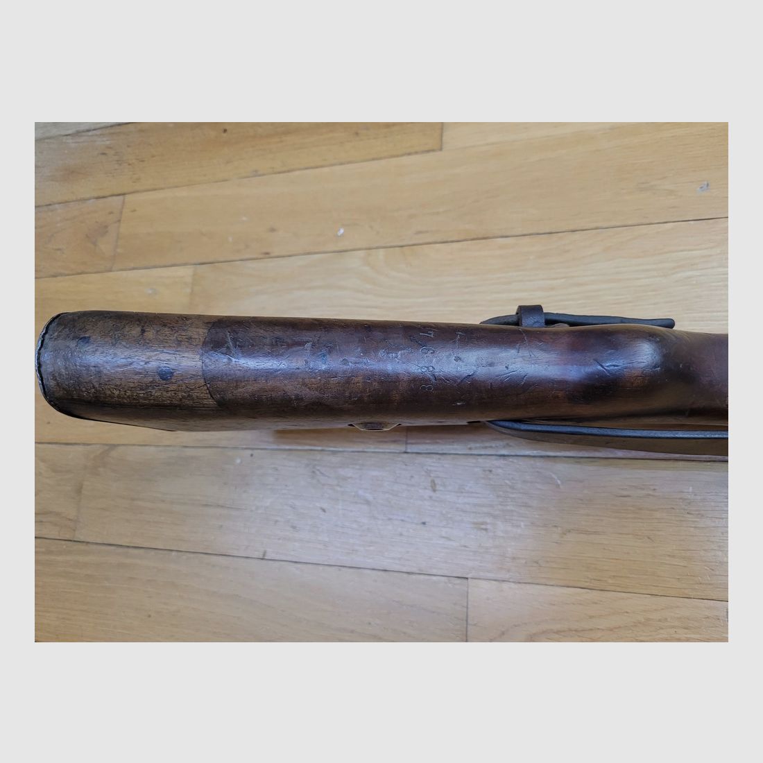 Sehr schöne K98 Gewehr aus der Frühzeit des III. Reichs – Rarissime Zuweisung Kriegsmarine Ostsee – Herstellung S/42 Mauser von 1938 – fast monomatrikulär – Wunderschöne Stempel und gut lesbare Punzen – Einwandfreie Mechanik – Sehr guter Lauf – Originaler Riemen – Sehr schöne, seltene Waffe in TTBE, Bild 10 von 37