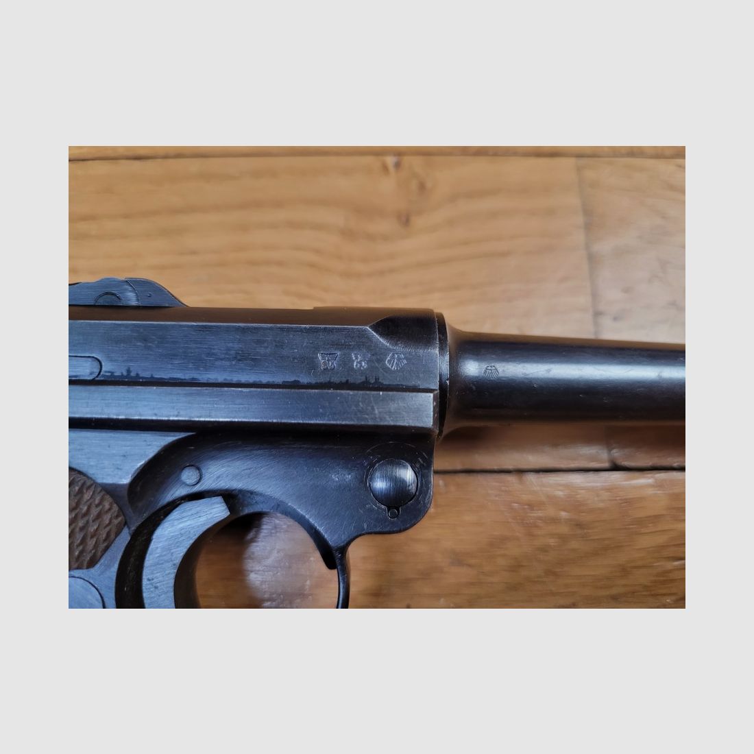 Außergewöhnliche Luger P08 Kriegsmarine Pistole – Weniger als 3900 Exemplare – Mauser S/42 Fertigung von 1938 – Kriegsmarine Holster und Originalschlüssel – Sehr seltenes Set in perfektem Zustand!, Bild 29 von 42