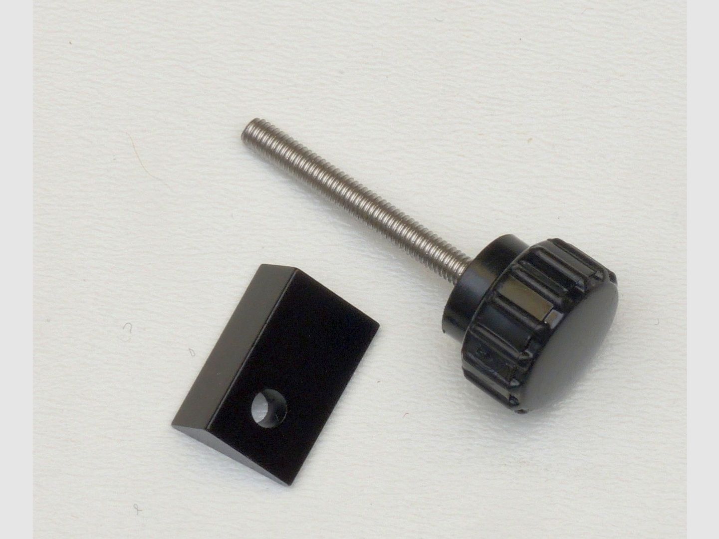 Szybkozłączna śruba do adaptera Pard/Sytong