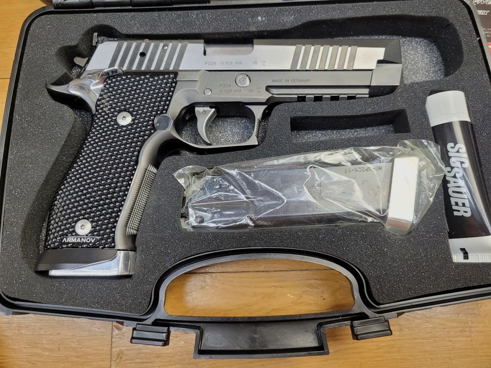 Außergewöhnliche Sig Sauer X Five „Black and White“ – Kal. 9×19 – Herstellung im Mastershop Sig Sauer – Nur Single Action – Großartiger Abzug – 2 Magazine mit 19 Schuss – Beidseitige Sicherung – Original + Armanov Griffschalen – Fiber Optik Korn – Werkzeugkoffer mit Dokumenten – Die Batmobile der modernen Handfeuerwaffen! – Gebraucht im absolut neuwertigen Zustand!, Bild 25 von 30