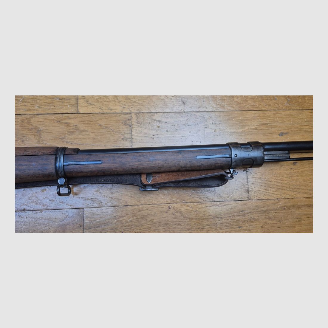 Wunderschönes Gewehr G98 – Gewehr 1898 – Arsenal Spandau 1900 – Originalkaliber 8×57 IS – Vollständig monomatrikuliert außer der konformen Reinigungsstange – Original braune Lederriemen – Prestigeträchtige Zuordnung zum 1. Grenadier Kronprinz „1. R. 4. 150.“ – TBE+, Bild 8 von 31