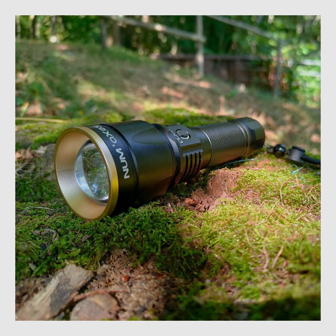Torcia Tattica Ricaricabile Num Axes - 1000 Lumen Potenti - Lunga Durata della Batteria - Illuminazione Precisa e Affidabile, immagine 1 di 5