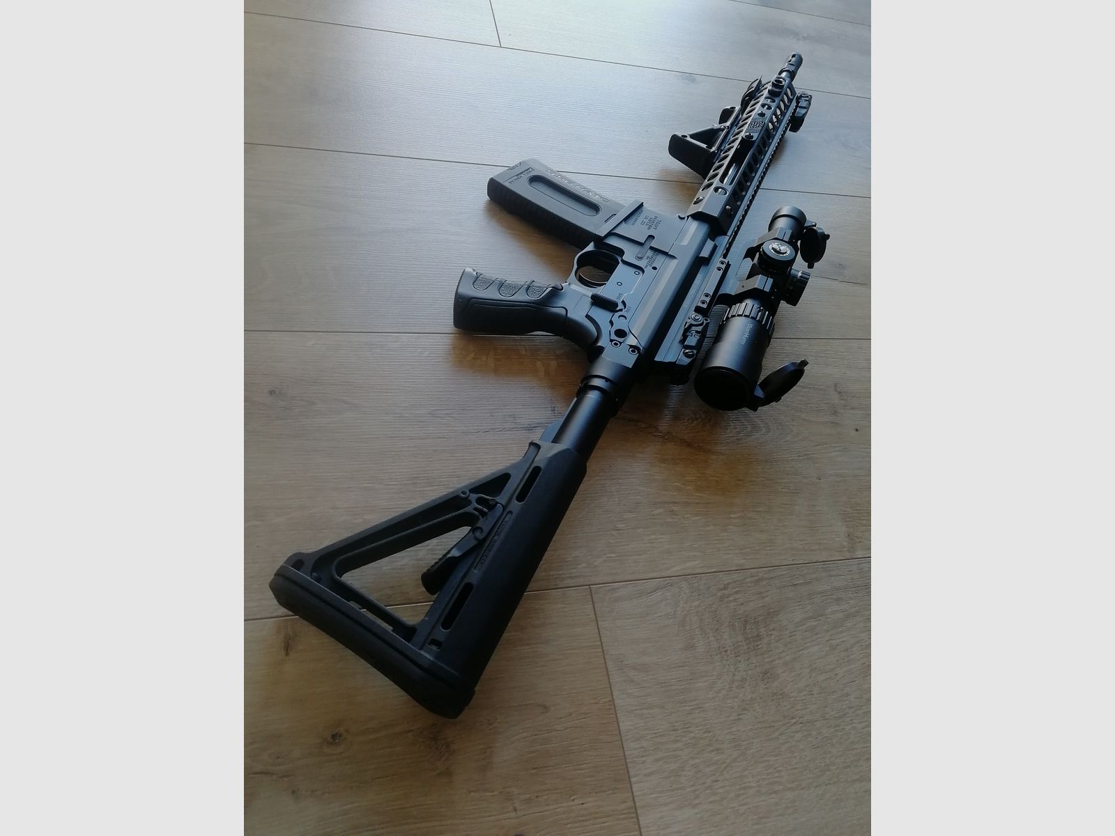 TROY Industries PAR .223 Rem. Sporting Rifle Vorderschaftrepetierbüchse "AR15 AR-15" 5,56 x 45mm NATO *WBK GELB* 1-6x24 Zielfernrohr *Pumpe * mit viel Zubehör * NEUwertig*