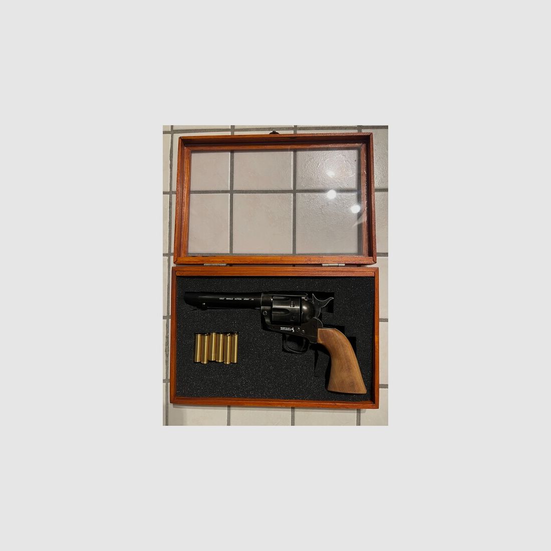 Colt SAA Revolver cal. 0.43 mit Holzgriffschalen