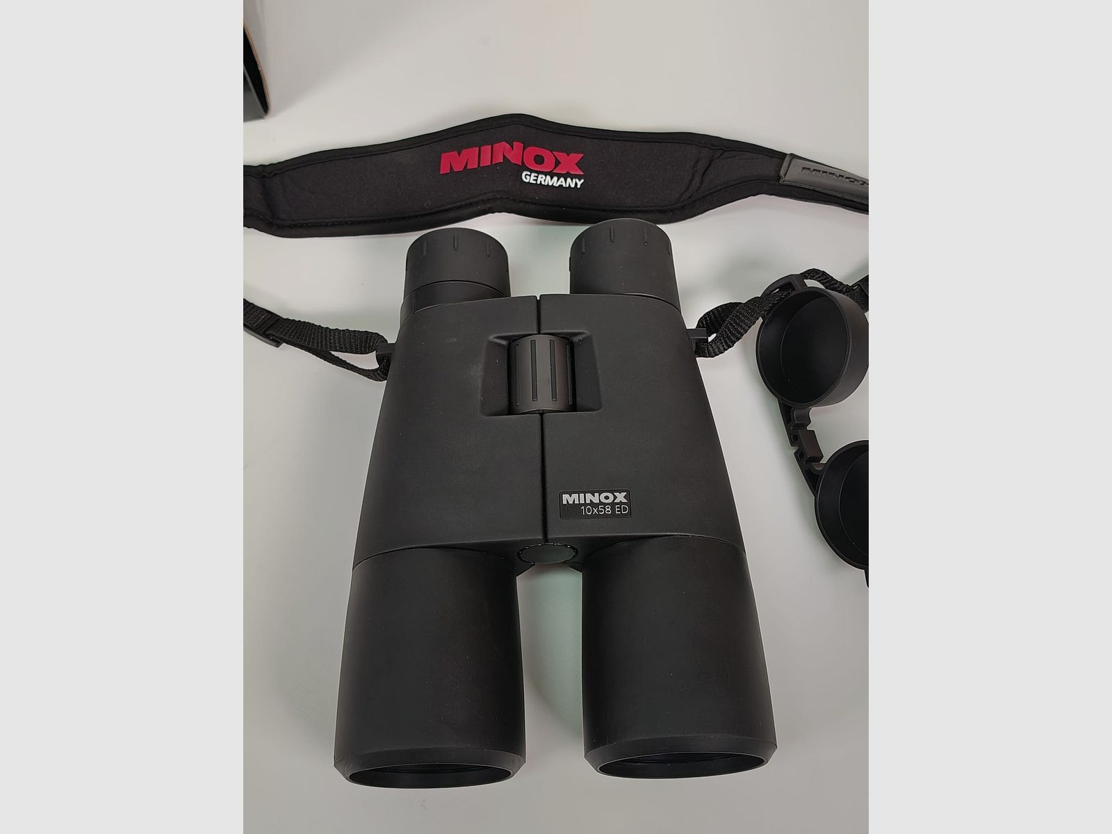 Minox BD 10x58 ED inkl. Riemen und Tasche